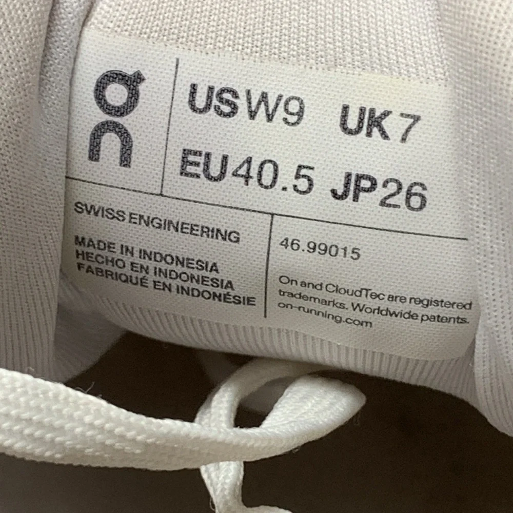 On Cloudrunner White Gray Running Shoes‎ Women’s Sz 9